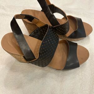 Dr. Scholl's Black and Tan Sandals Comfortable Casual Design